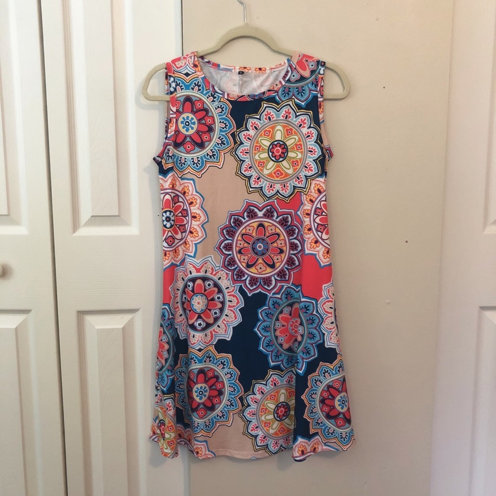 Sleeveless patterned summer dress size M